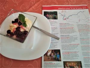 Po kosilu so v restavraciji Mona Lisa postregli z brezplačno sladico z vročimi višnjami.